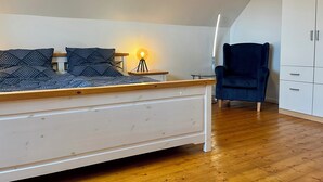 A bedroom with a bed, a desk, a chair, and a wardrobe. - Zentral Gelegene Ferienwohnung Am Langenberg, Hitzacker (Hitzacker (Elbe))