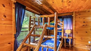 2 makuuhuonetta, silitysrauta/-lauta, ilmainen Wi-Fi, vuodevaatteet