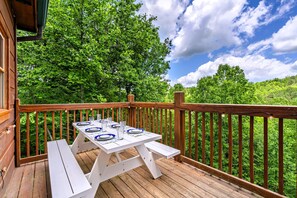 Outdoor dining - Great Location, Scenic & Family Fun Cabin - Hot Tub, Arcade, Pool Table & EV (Sevierville)