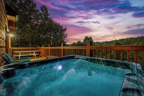 Outdoor spa tub - Great Location, Scenic & Family Fun Cabin - Hot Tub, Arcade, Pool Table & EV (Sevierville)