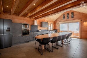 Fridge, microwave, oven, stovetop - Chalet Rebell - Fontcouverte LA Toussuire (FONTCOUVERTE LA TOUSSUIRE)