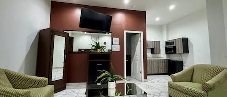 Dobbeltrom | Oppholdsområde | En 55-tommers smart-TV med Parabol-TV samt Netflix og oppvarmet gulv