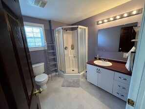 حوض استحمام بنظام ضخ المياه، مجففات شعر، مناشف، صابون