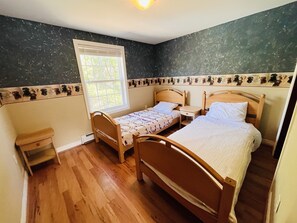 4 عدّة غرف نوم ومكتب ومكواة/لوح كي وسرير سفر