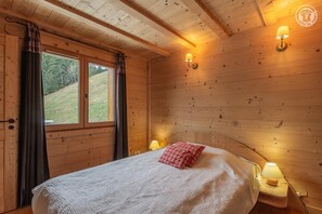 4 slaapkamers, een strijkplank/strijkijzer, reisbedje, gratis wifi