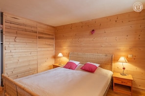 4 bedrooms, iron/ironing board, travel crib, free WiFi