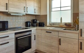 Kjøleskap, kokeplater, oppvaskmaskin og kaffetrakter/tekoker