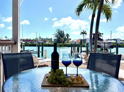 DISCOUNT! Beautiful Home, Dock, Cabana Club Membership, Pool, Beach!