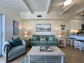Smart TV, books - DISCOUNT! Beautiful Home, Dock, Cabana Club Membership, Pool, Beach! (Key Colony Beach)