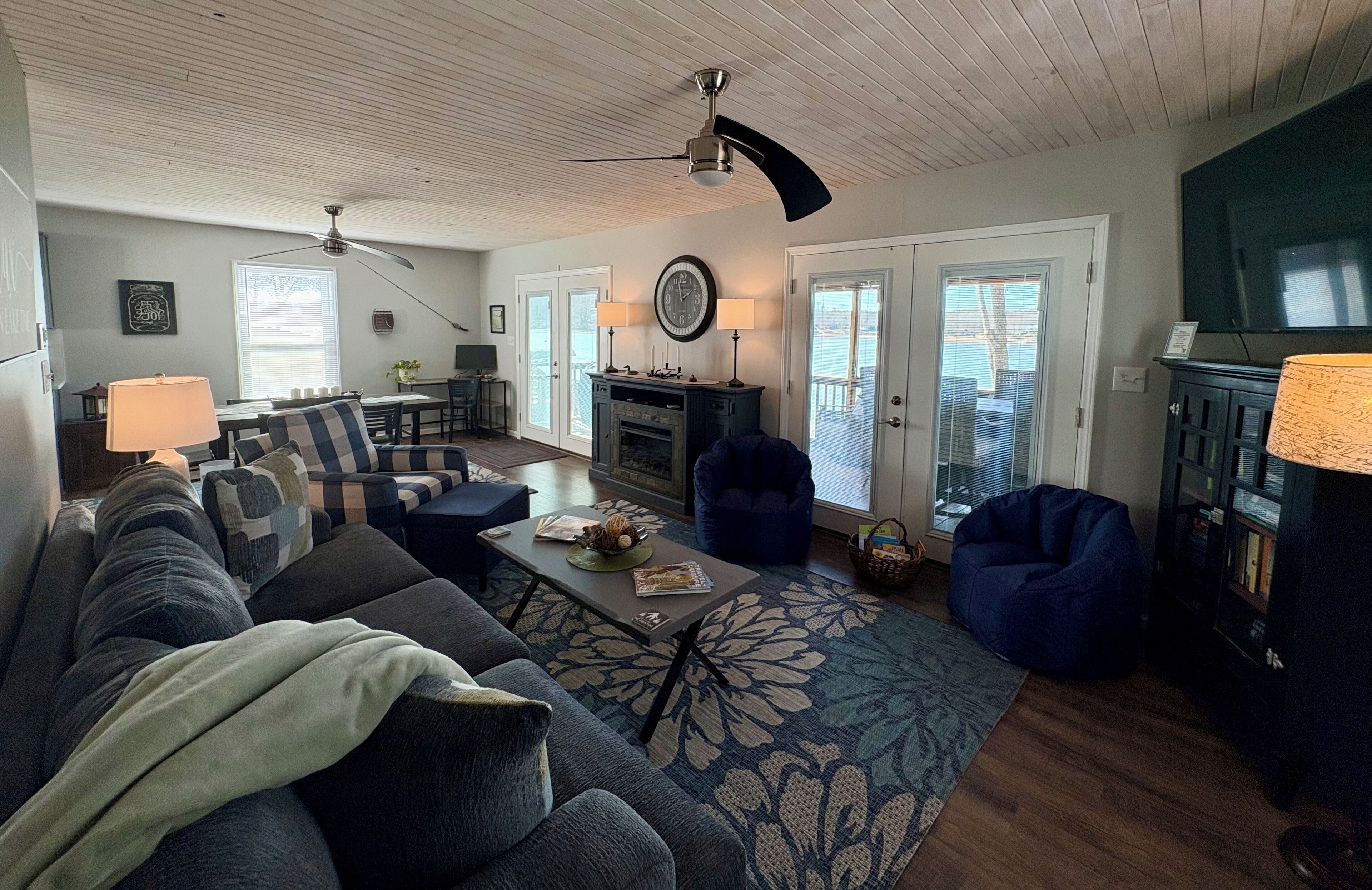 Smart-tv, pejs, bøger, computerskærme