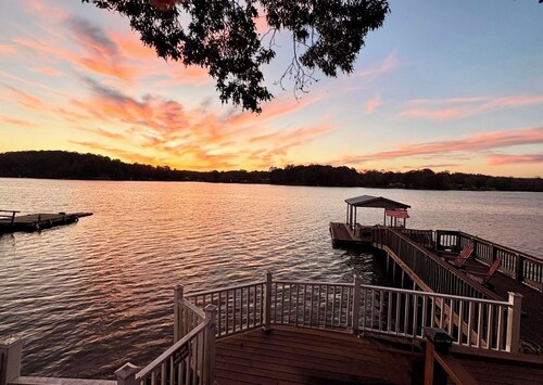 Lakefront cottage-gas fire pit, hammock, kayaks & gorgeous views!