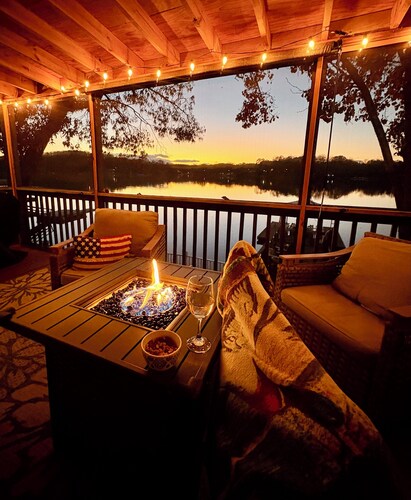 Lakefront cottage-gas fire pit, hammock, kayaks & gorgeous views!