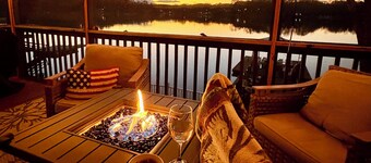 Lakefront cottage-gas fire pit, hammock, kayaks & gorgeous views!