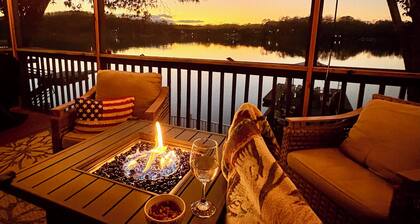 Lakefront cottage-gas fire pit, hammock, kayaks & gorgeous views!