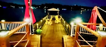 Lakefront cottage-gas fire pit, hammock, kayaks, gorgeous views & ramp access!