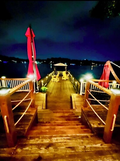 Lakefront cottage- RAMP ACCESS, gas fire pit, hammock, kayaks & gorgeous views!