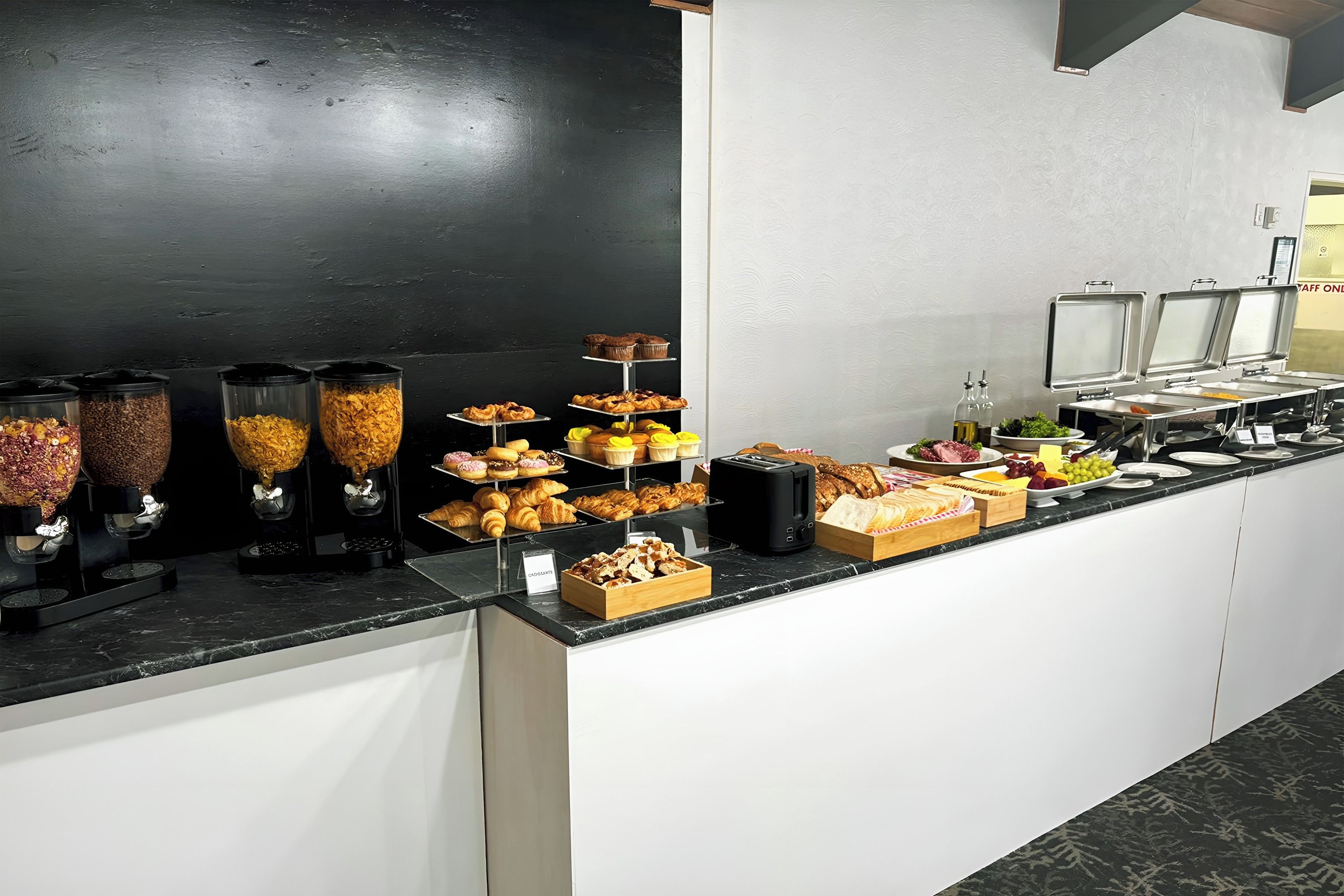Un buffet proposant une variété de plats et un espace de libre-service.