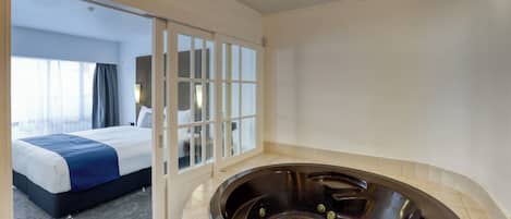 Deluxe King with Private Spa | 書桌、免費 Wi-Fi、床單