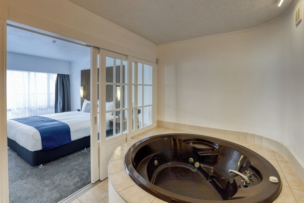 Deluxe King with Private Spa | Desk, WiFi (free), bed sheets