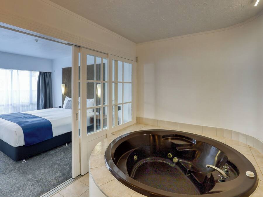 Deluxe King with Private Spa | Escrivaninha, Wi-Fi de cortesia, roupa de cama