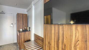 Superior Queen Room | Desk, free WiFi, bed sheets