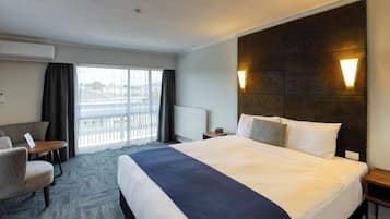 Superior King Room | Desk, free WiFi, bed sheets