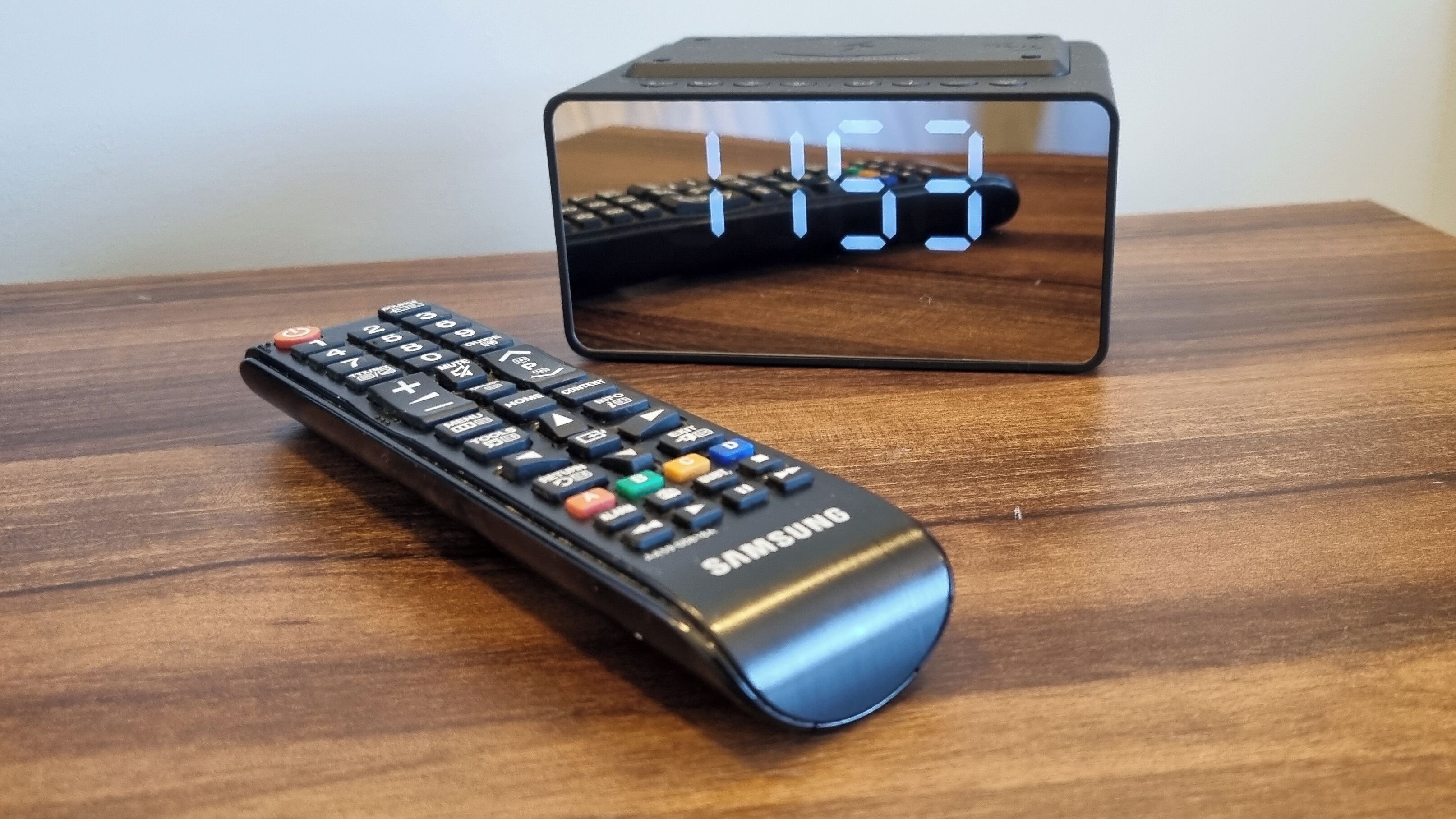 Eine schwarze Samsung-Fernbedienung auf einer Holzoberfläche.