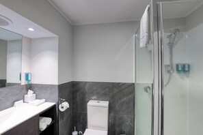 Douche, articles de toilette gratuits, sĂšche-cheveux
