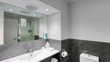 Dusche, kostenlose Toilettenartikel, Haartrockner, HandtĂŒcher