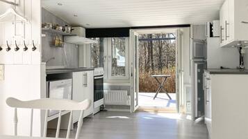 Køleskab, kogeplade, opvaskemaskine, kaffe-/temaskine