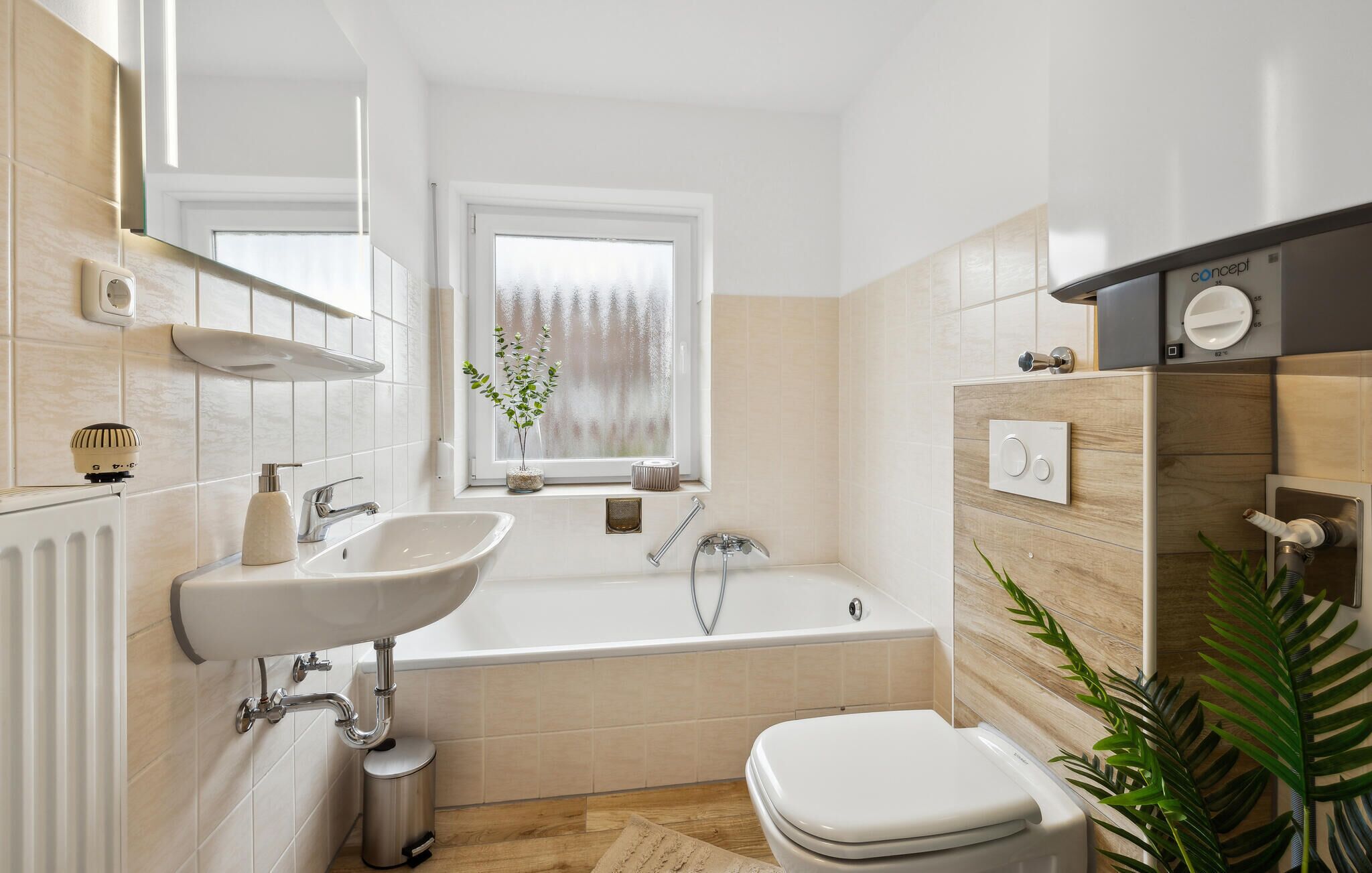 Un baño moderno con lavamanos, bañera y retrete.