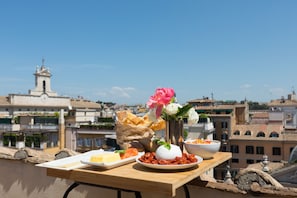 Outdoor dining - Penthouse with Terrace, Pantheon and 360° City views!! Walk to all attractions (Roma)