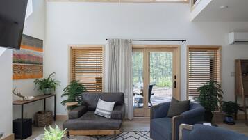 TV connectée, cheminée, écrans d'ordinateur