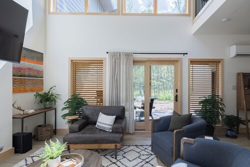 Mountain Modern Home on Lake Everest!  Only 3 miles to Whiteface!