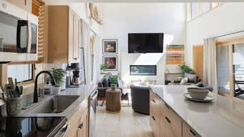 Réfrigérateur, micro-ondes, four, plaque de cuisson