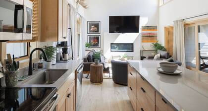 Mountain Modern Home on Lake Everest! Only 3 miles to Whiteface!