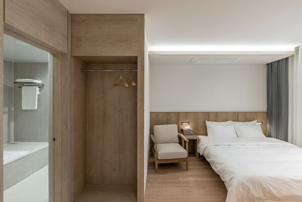 Deluxe Double Room B | Roupas de cama premium, edredons de pluma