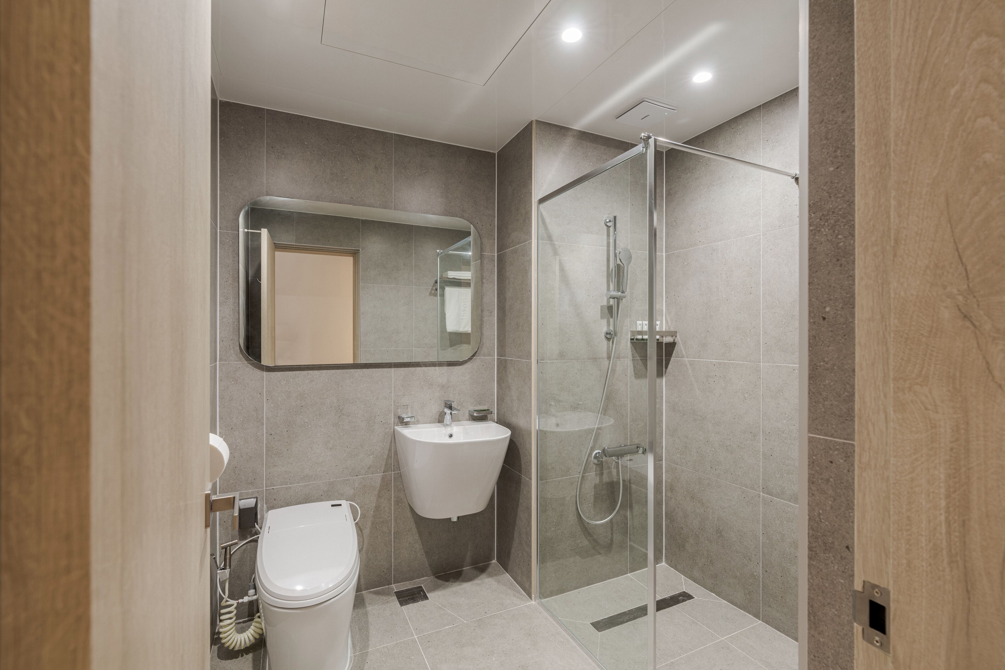 Standard Double Room | Bathroom | Shower, hair dryer, bathrobes, slippers