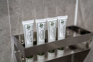 تجهيزات دش، مجففات شعر، برانس (أردية) حمّام، خف للقدمين