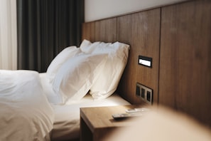 Chambre Double Standard, 1 grand lit | Literie de qualité supérieure, couette en duvet d'oie