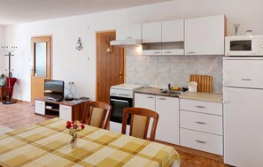 ثلاجة، موقد طهي مسطح، ماكينة لصنع القهوة/الشاي