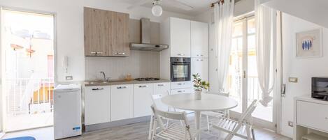 Réfrigérateur, four à micro-ondes, un four, surface de cuisson