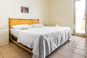 3 bedrooms, iron/ironing board, internet, bed sheets