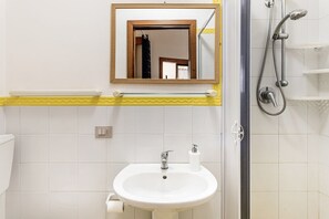 Dusche, Haartrockner, Bidet, Handtücher