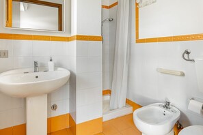 Dusche, Haartrockner, Bidet, Handtücher