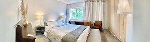 3 bedrooms, WiFi, bed sheets - Furnished modern organic 3-bed Townhome ★ South Coast Metro ★ Newly Remodeled ★ (Santa Ana)