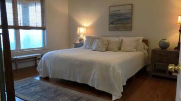 4 bedrooms, desk, WiFi, bed sheets