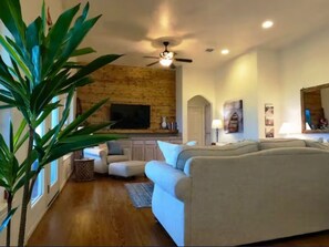 テレビ、書庫、プリンター