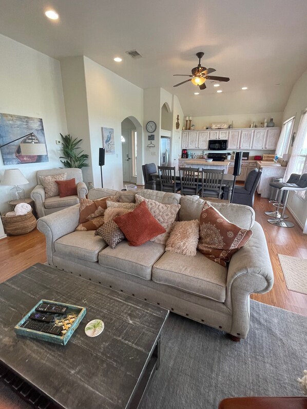 テレビ、書庫、プリンター