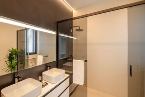 Douche, sèche-cheveux, serviettes fournies